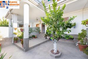 Amplia casa con terraza y patios en el centro de Atarfe photo 0