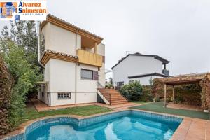 AMPLIA CASA CON PISCINA Y JARDIN EN PELIGROS photo 0