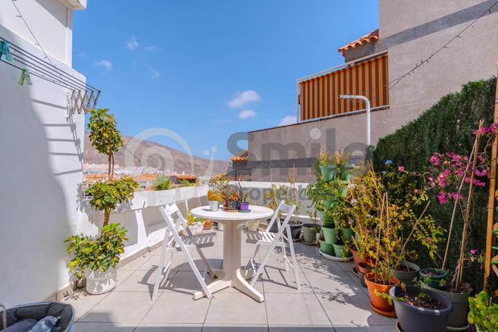¡Encantador apartamento en Los Cristianos con mucho potencial! photo 0