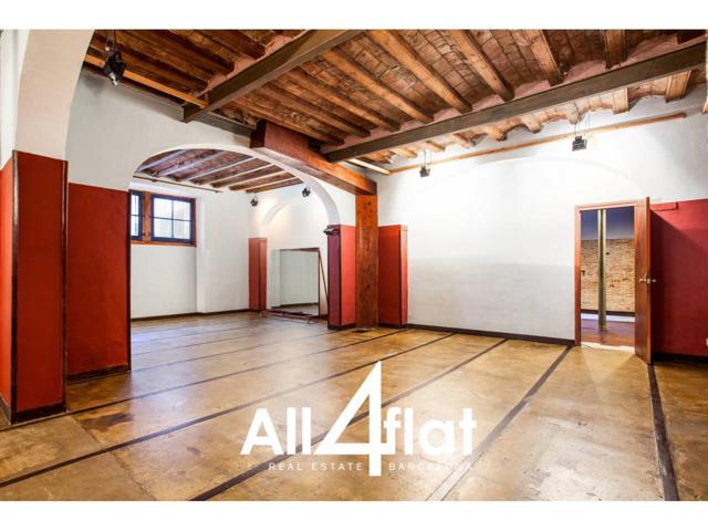 LOCAL CON AMPLIOS ESPACIOS DE 250M2 EN CIUTAT VELLA, 2 ASEOS CON VESTIDOR. IDEAL PARA PRACTICA DE YOGA ,BAILE,TEATRO photo 0