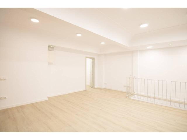 LOCAL COMERCIAL EN ALQUILER EN PLENO SANTS, UBICACIÓN ESTRATÉGICA photo 0