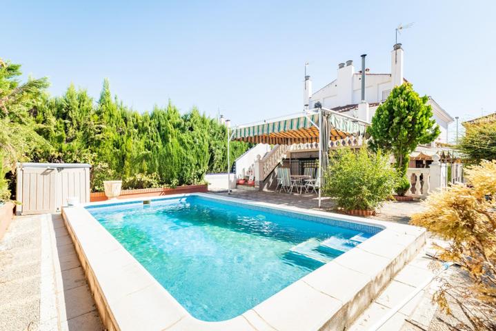 ¡Oportunidad única en Monteluz! Chalet pareado con piscina y garaje en venta 🏡 photo 0