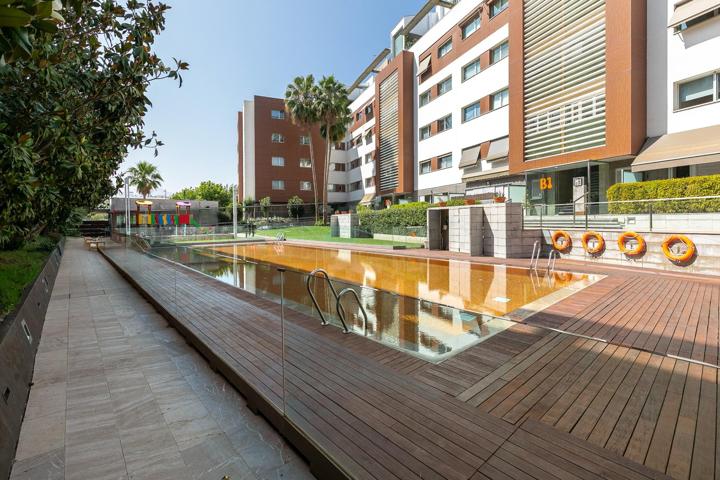 ¡Oportunidad única en el PTS de Granada, junto al CC Nevada! photo 0