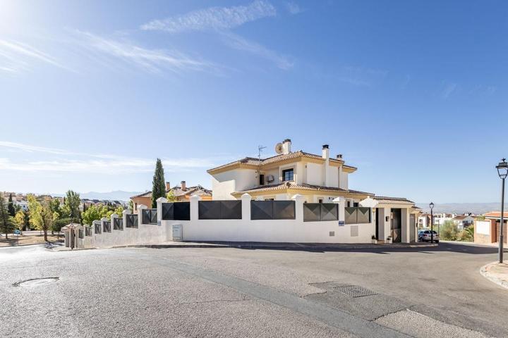 Cortijo del Aire, Albolote | Chalet pareado de esquina con jardín de revista y piscina nueva photo 0