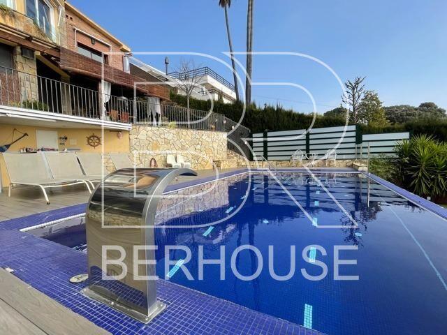 Chalet con ascensor, piscina privada y vistas al mar. Dispone de licencia turística. photo 0