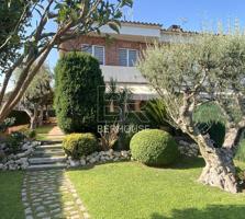 Magnífica casa esquinera con jardín de 200m² y vistas al mar photo 0