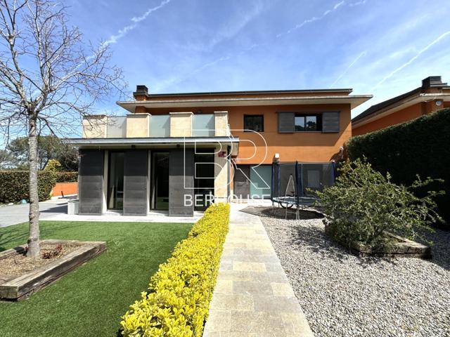 Chalet con jardín y piscina privada photo 0