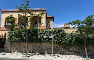 Finca del siglo XX, con amplio jardín en el Centro de Teià photo 0