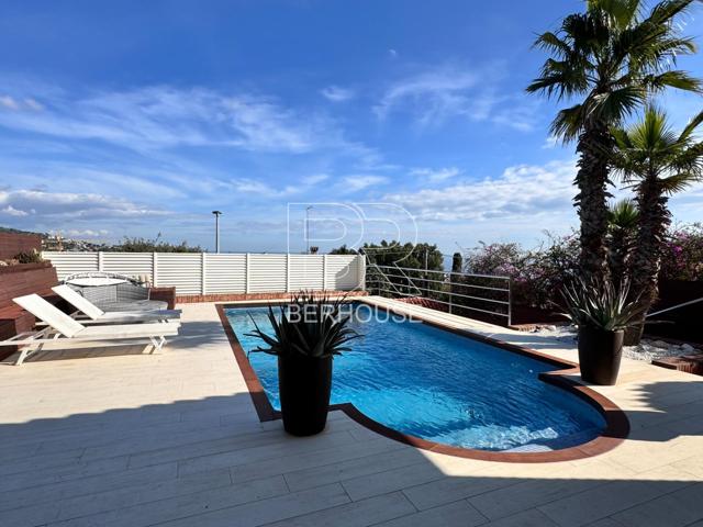 Casa con piscina privada y espectaculares vistas al mar photo 0