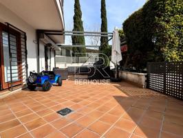 Piso en planta baja con terraza de 37m² y piscina comunitaria photo 0