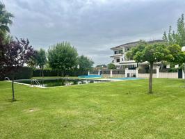 ¡Vive en una urbanización privada en Las Vaguadas! photo 0