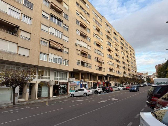 ¡Oportunidad Única! Local Comercial en el Corazón de Badajoz 🌟 photo 0