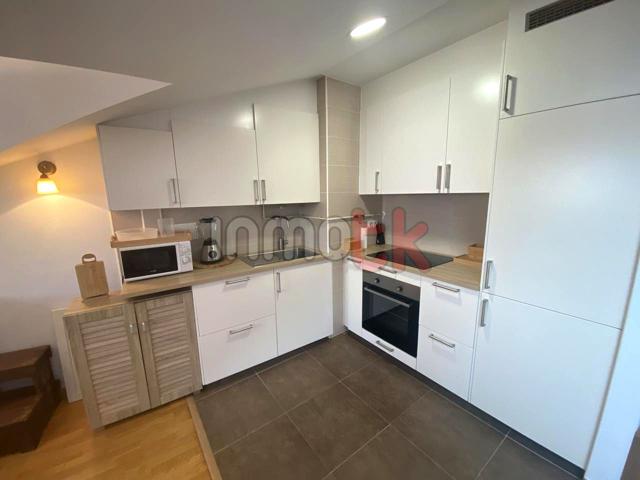 Precioso ático reformado y amueblado en el centro photo 0