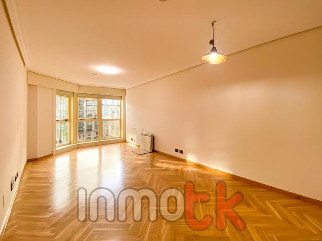 Piso seminuevo con garaje en Zalaeta photo 0