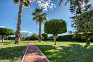 LUJOSA VILLA A LA VENTA CON PISTA DE TENIS, BARBACOA, PISCINA Y GRAN JARDIN photo 0