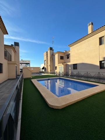 ADOSADO EN TRAVALÓN EN URBANIZACIÓN CON PISCINA photo 0