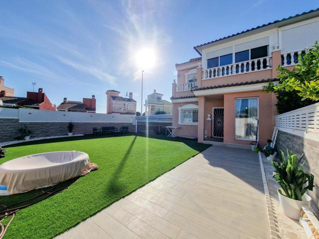 VENTA CHALET ESQUINA, 200M TERRAZA, PISCINA COMUNITARIA, REFORMADO, ZONA GRAN ALACANT CENTRO COMERCIAL photo 0