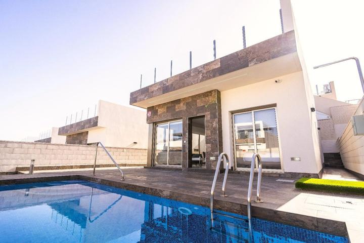 Villas independientes con sótano y piscina privada photo 0
