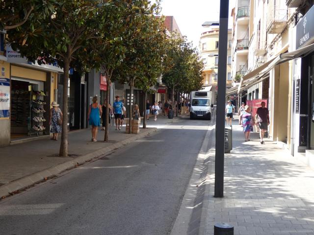 PALAMÓS: LOCAL A 1ª LINIA COMERCIAL, con acceso por 2 calles, aseo, almacén y calefacción. photo 0