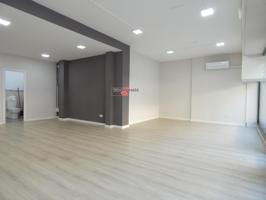 CALONGE: SE VENDE LOCAL CÉNTRICO de 130 m2, en 1ª línea comercial,  5 metros de escaparates photo 0