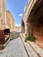 CALONGE: CASA DE PIEDRA PARA RESTAURAR CON GARAJE Y PATIO EN PLENO CENTRO DEL PUEBLO photo 0