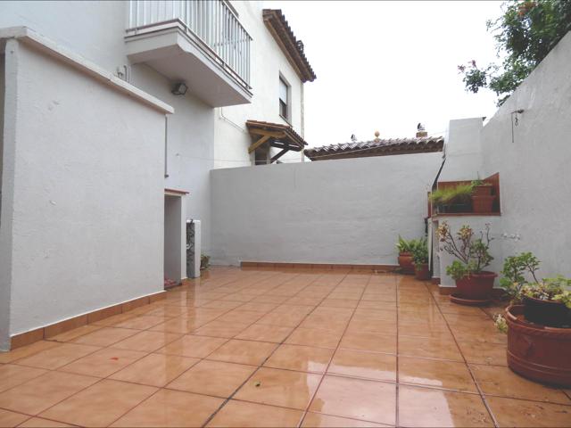 CALONGE: Adosada 112 m2 + PATIO Y TERRAZA  de 60 m2 con barbacoa, lavadero + zona de parquing. photo 0