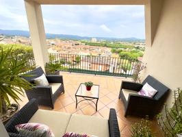 LA BISBAL D'EMPORDÀ: MAGNÍFICO CHALET DE 3 HABITACIONES CON JARDÍN Y GARAJE photo 0