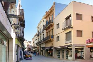 PALAMÓS: Venta de edificio en c- Mayor de Palamós, primerisima linia comercial! INVERSION SEGURA ! photo 0