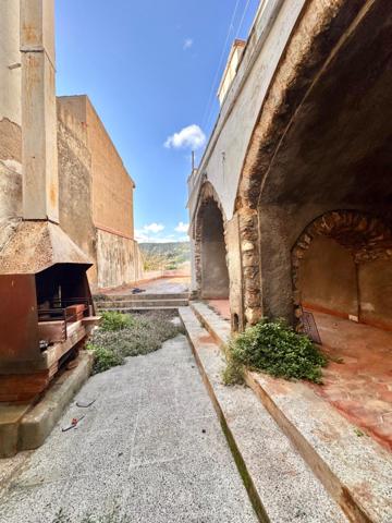 CALONGE: CASA DE PIEDRA PARA RESTAURAR CON GARAJE Y PATIO EN PLENO CENTRO DEL PUEBLO photo 0