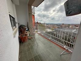 GRAN PISO CON 4 HABITACIONES, AMPLIO BALCON Y ASCENSOR!!! photo 0