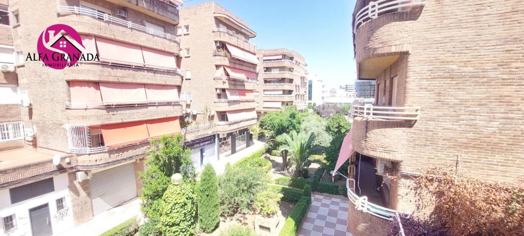 Piso en Parque del Genil, sin amueblar 4 habitaciones y 2 baños,terraza, cocina con electrodoméstico photo 0