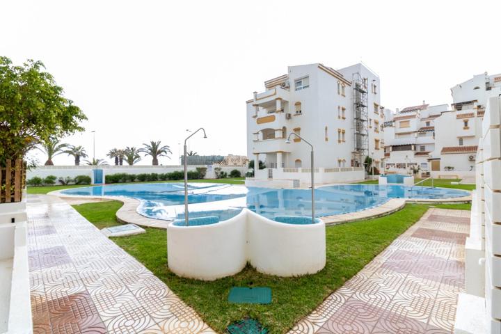 ¡Piso en Primera Línea de Playa en Roquetas de Mar con Piscina! photo 0