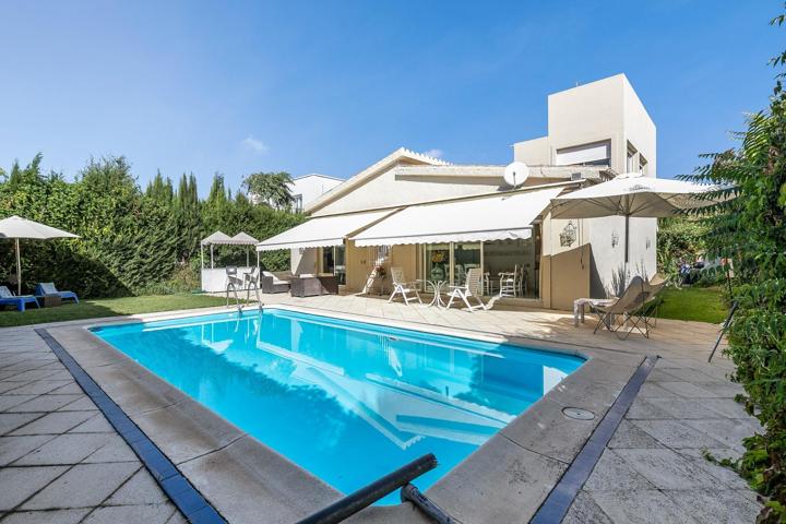 CHALET CON PARCELA Y PISCINA EN URBANIZACIÓN LOS CHOPOS. photo 0