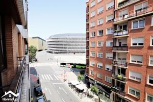 Se vende Piso para entrar a vivir de 3 dormitorios y 3 baños en Zona Sabino Arana photo 0