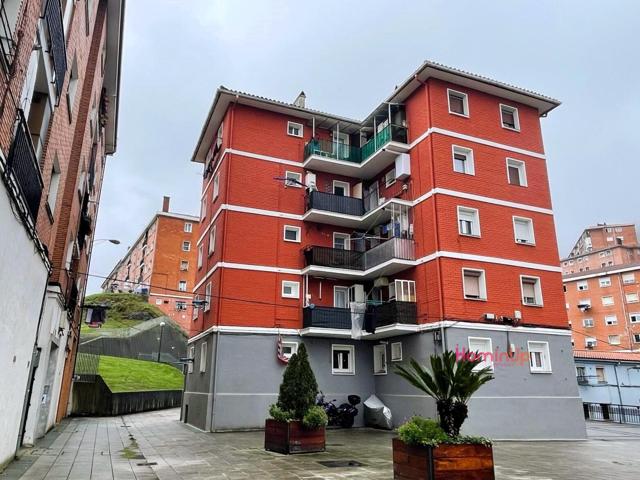 Se vende Piso de 2 dormitorios para entrar a vivir con balcón en Zona Uretamendi photo 0