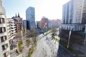 Se Alquila piso de 4 dormitorios y 2 baños para Entrar a Vivir en Calle Autonomía photo 0