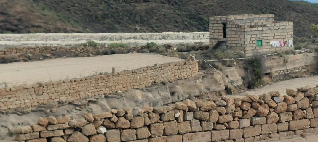 Finca Espectacular con Construcción, Invernaderos y Cueva en El Desierto. Granadilla de Abona. photo 0
