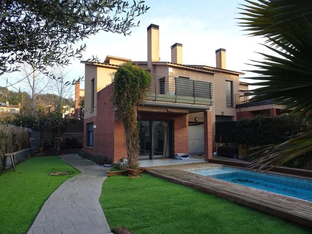 Unifamiliar Pareada En venta en La Roca Del Vallès photo 0