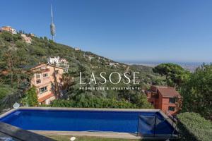 Espectacular casa unifamiliar de diseño con impresionantes vistas a Barcelona y una soleada terraza photo 0