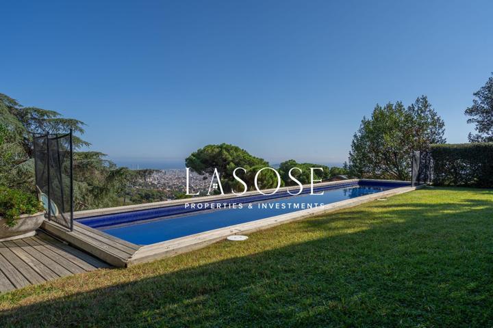 Espectacular casa unifamiliar de diseño con impresionantes vistas a Barcelona y una soleada terraza photo 0