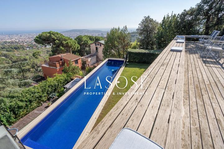 Espectacular casa unifamiliar de diseño con impresionantes vistas a Barcelona y una soleada terraza photo 0