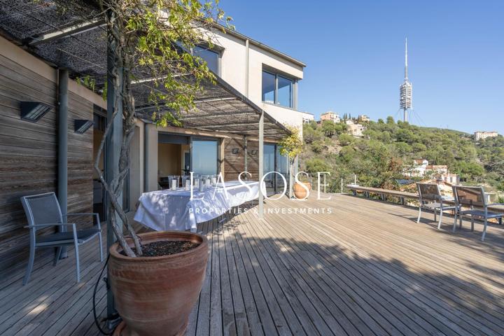 Espectacular casa unifamiliar de diseño con impresionantes vistas a Barcelona y una soleada terraza photo 0
