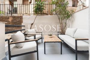 Piso con terraza reformado a estrenar en Poble Sec photo 0