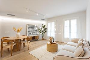 Exclusiva vivienda con piscina comunitaria en finca singular en el corazón de Barcelona photo 0