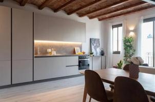 Piso completamente renovado con encanto histórico en Sants photo 0