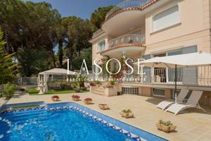 Exclusiva vivienda con Piscina y Vistas al Mar en Arenys de Munt. photo 0