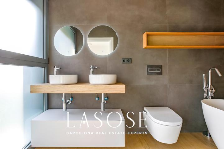 Fabuloso Hogar Familiar Moderno en un Entorno Mediterráneo Ideal — Listo para Entrar a Vivir photo 0