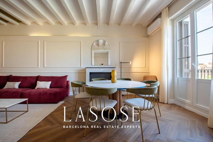 Exclusiva vivienda con piscina comunitaria en finca catalogada frente al Port Vell photo 0