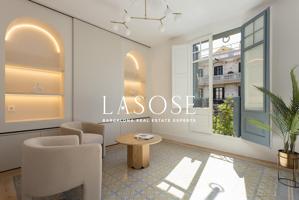 Excepcional apartamento en planta superior en venta en el corazón del Eixample photo 0