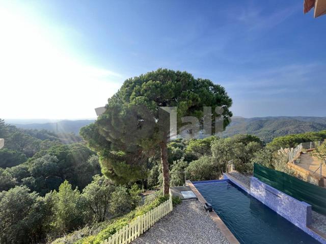 TU REFUGIO CON PISCINA DESBORDANTE Y VISTAS A LA MONTAÑA EN SERRA BRAVA photo 0